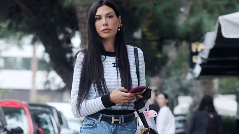 Ιωάννα Μπούκη: Η casual εμφάνιση στη Γλυφάδα - Το Chanel sweater και η Hermes δερμάτινη ζώνη [Εικόνες]