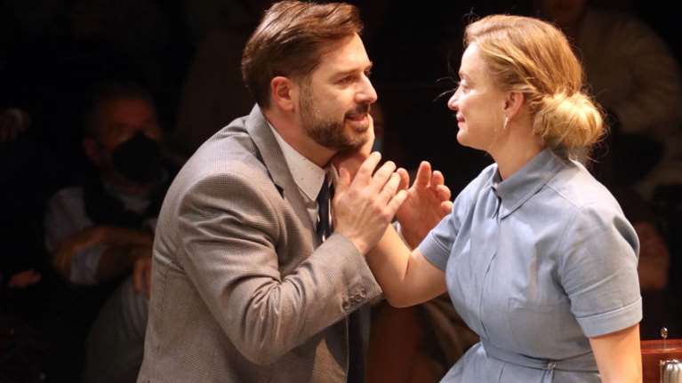 Δροσάκη-Μπουρδούμης: Αμήχανη στιγμή στο θέατρο - Πήγε να της πιάσει το χέρι και εκείνη τραβήχτηκε [βίντεο]