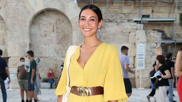 Ευγενία Σαμαρά: Η σικ εμφάνιση στο Ηρώδειο με μακρυμάνικο φόρεμα και πέδιλα με πλατφόρμες