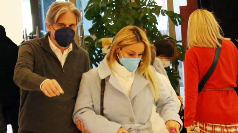 Καρολίνα Πελενδρίτου: Η στιλάτη εμφάνιση με τον σύζυγό της και τον σκύλο της που &quot;βλέπει&quot; για εκείνη