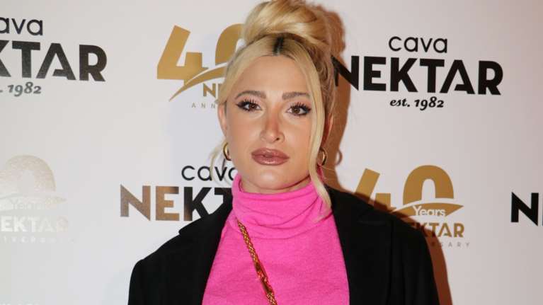 Ιωάννα Τούνη: Παντού με τον γιο της -  Τον θηλάζει στο κομμωτήριο [εικόνες]