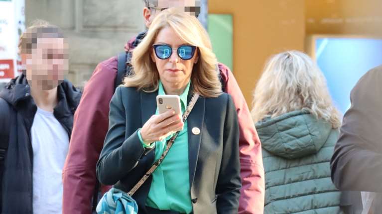 Ελλη Στάη: Στιλάτη στην Αθήνα με κοστούμι και sneakers - Η comfort εμφάνιση και η ιδιαίτερη τσάντα της