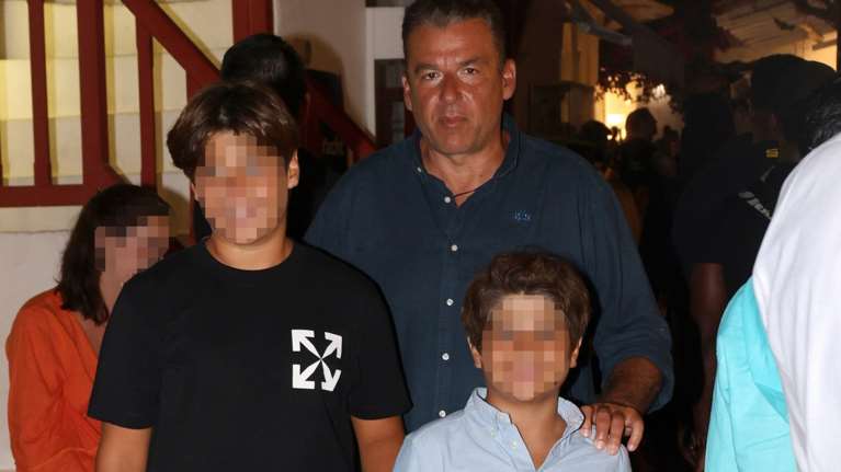 Δημήτρης Λιάγκας: Ο γιος του Γιώργου Λιάγκα μαγνητοσκοπεί τον πατέρα του να κολυμπά σε μαγική άγνωστη παραλία