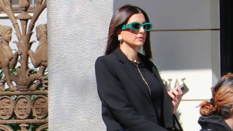 Σταματίνα Τσιμτσιλή: Με το cargo denim της σεζόν στο κέντρο της Αθήνας - Ο συνδυασμός με cropped σακάκι