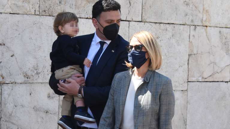 Κικίλιας - Μπαλατσινού: Ο γιος τους... βούτηξε στην τούρτα γενεθλίων του μπαμπά του [εικόνα]