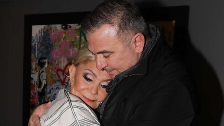 Αντώνης Ρέμος: Η στιγμή που αποχωρεί σοκαρισμένος από το Ηρώδειο μετά την κατάρρευση της Μαρινέλλας