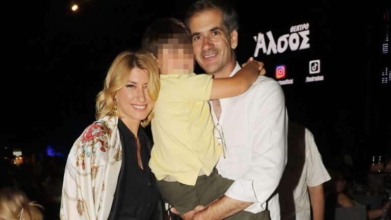 Σία Κοσιώνη: Στα Κύθηρα με τον Κώστα Μπακογιάννη και τον γιο τους - Το φωτογραφικό άλμπουμ των διακοπών τους