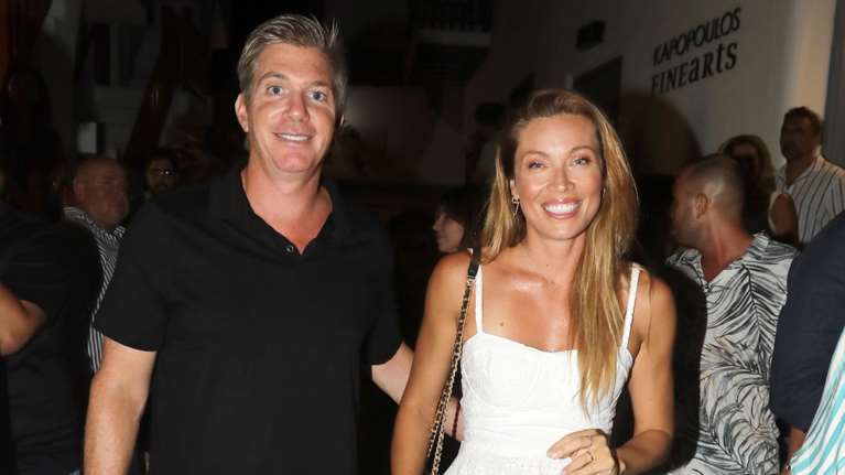 Μαριέττα Χρουσαλά – Λέων Πατίτσας: Χαμογελαστοί στα σοκάκια της Μυκόνου – Πώς περνούν το καλοκαίρι τους [εικόνες]