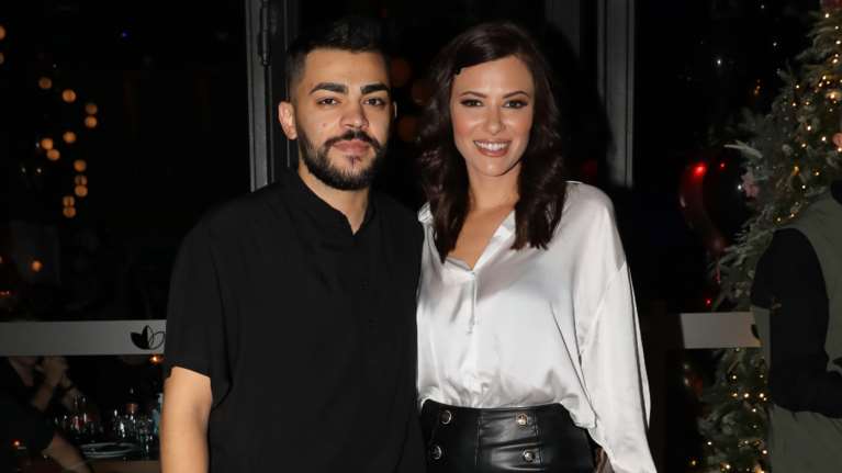 Λάουρα Νάργες: Οι πρώτες φωτογραφίες με φουσκωμένη κοιλίτσα και το μονόπετρο