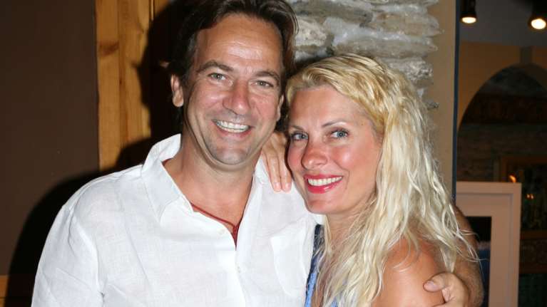 Ελένη Μενεγάκη: Με γαλάζιο καφτάνι στην ξενοδοχειακή μονάδα του Μάκη Παντζόπουλου