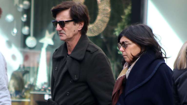 Θοδωρής Κουτσογιαννόπουλος: Η stylish πρωινή εμφάνιση με τη δημοσιογράφο σύζυγό του Στέλλα Λιζάρδη