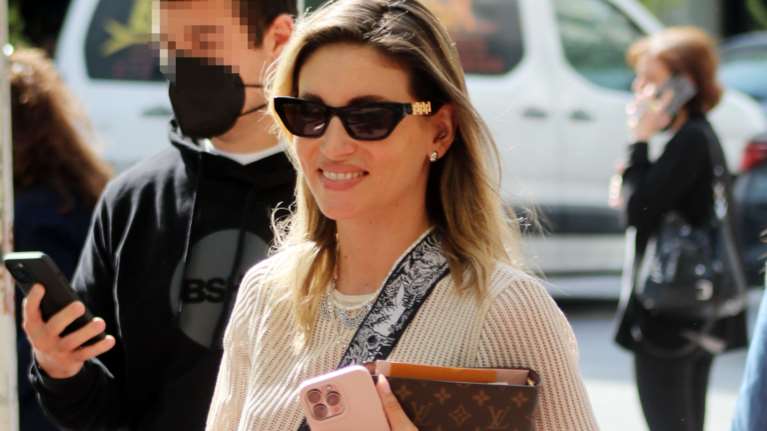 Αθηνά Οικονομάκου: Βόλτα στην πόλη με έθνικ παντελόνα και ιδιαίτερη Dior τσάντα