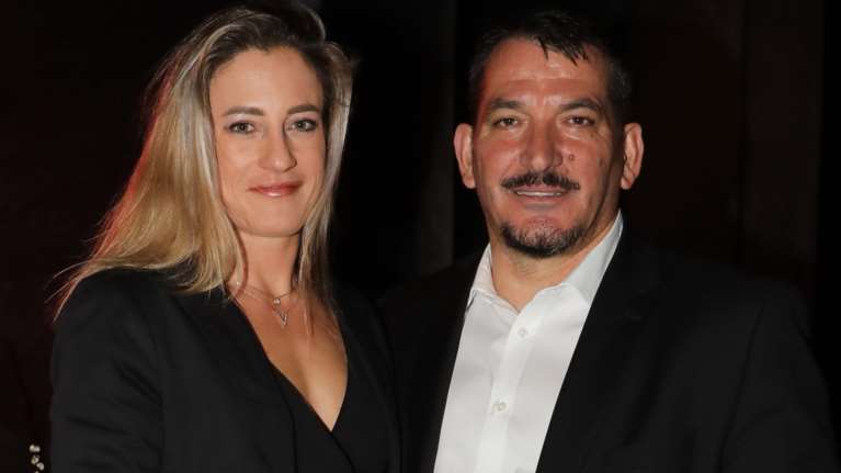 Πύρρος Δήμας - Αφροδίτη Σκαφίδα: Η κοινή εμφάνιση του ζευγαριού στο αεροδρόμιο της Αθήνας