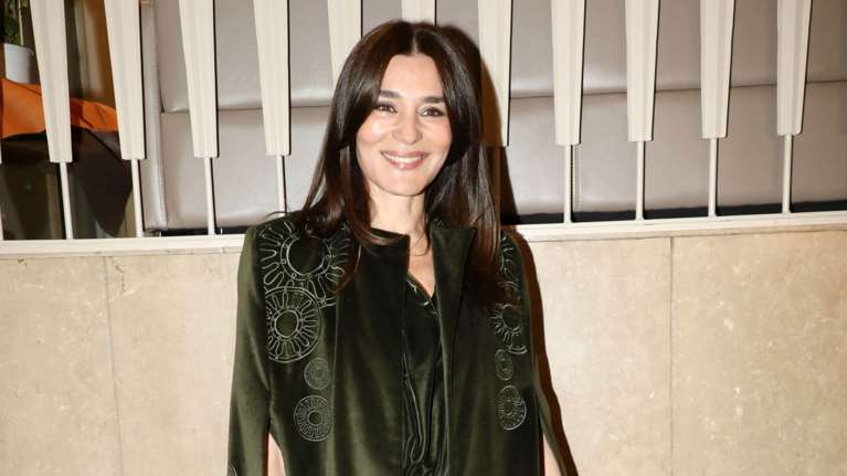 Η Μαρία Ναυπλιώτου μας βάζει μέσα στο vintage και φωτεινό σαλόνι της με τις ζεστές πινελιές [εικόνες]