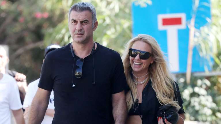 Γωγώ Μαστροκώστα: Με καυτό σορτσάκι και τον Δέλλα σε σπάνια casual εμφάνιση
