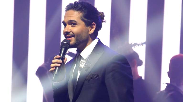 &quot;Κατάντια και ξεφτίλα&quot;: Οργή στο Twitter για τον Χρήστο Μάστορα που τραγούδησε με τον Light μετά το άγριο ξύλο με τον Snik