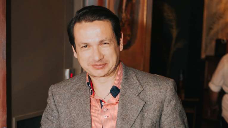 Γνωστός ηθοποιός από τη σειρά &quot;Εγκλήματα&quot; κατεβαίνει υποψήφιος με τη ΝΔ - Τον ανακάλυψε ο Χαρδαλιάς