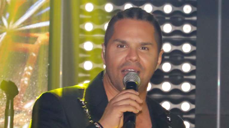 Γιώργος Τσαλίκης: Η σπάνια εμφάνιση με τη σύζυγό του Δώρα - Το μίνι φλοράλ φόρεμα και η κλινική πλαστικής αισθητικής στα βόρεια προάστια