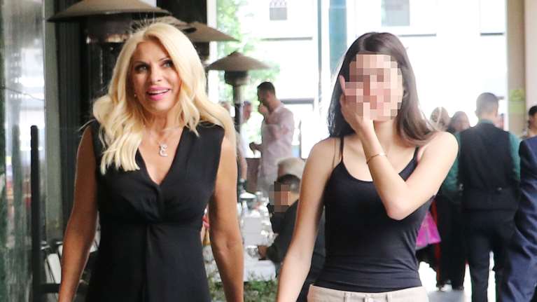 Ελένη Μενεγάκη – Μάκης Παντζόπουλος: Με casual look για αγορές, μαζί με τη στιλάτη Λάουρα Λάτσιου