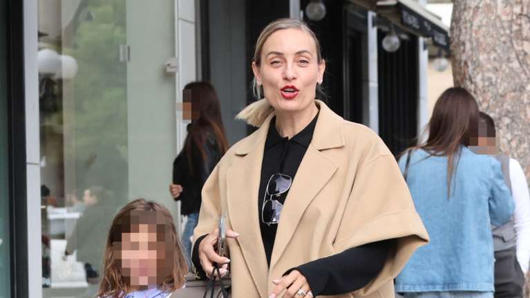 Ελεονώρα Μελέτη - Aλεξάνδρα Μαροσούλη: Μαμά και κόρη έκαναν βόλτα στη Γλυφάδα με τζιν και sneakers