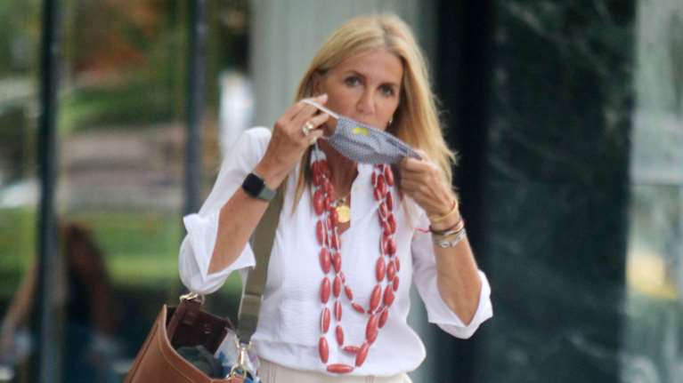 Μαρέβα Μητσοτάκη: Φθινοπωρινή βόλτα με casual look &amp; μάσκα προστασίας με μήνυμα