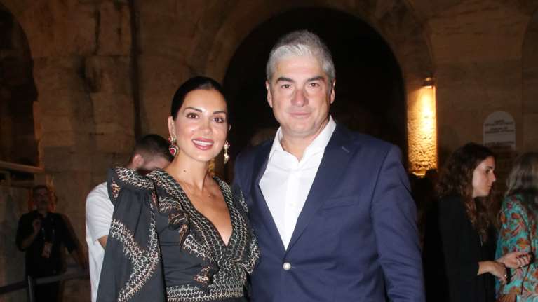 H Σταματίνα Τσιμτσιλή στο εξεταστικό κέντρο δίπλα στα παιδιά της