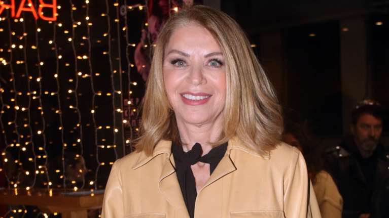 Έλλη Στάη: Με δερμάτινο overshirt και αρβυλάκια στο θέατρο - Άφησε στο σπίτι τις γόβες της