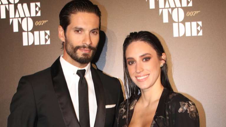 Γιώργος Καράβας - Ραφαέλα Ψαρρού: Η black tie εμφάνιση με wet look, σμόκιν και διαφάνειες