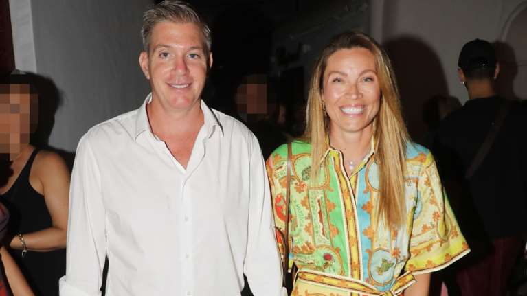 Μαριέττα Χρουσαλά - Λέων Πατίτσας: Βραδινή βόλτα χέρι-χέρι στη Μύκονο με απαράμιλλο στυλ [εικόνες]