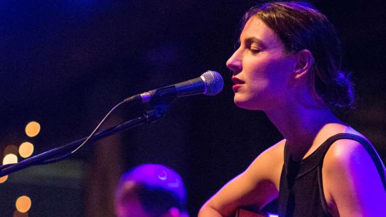 Ειρήνη Σκυλακάκη: Η κόρη του νέου αν. υπουργού Οικονομικών είναι ταλαντούχα τραγουδοποιός [βίντεο]