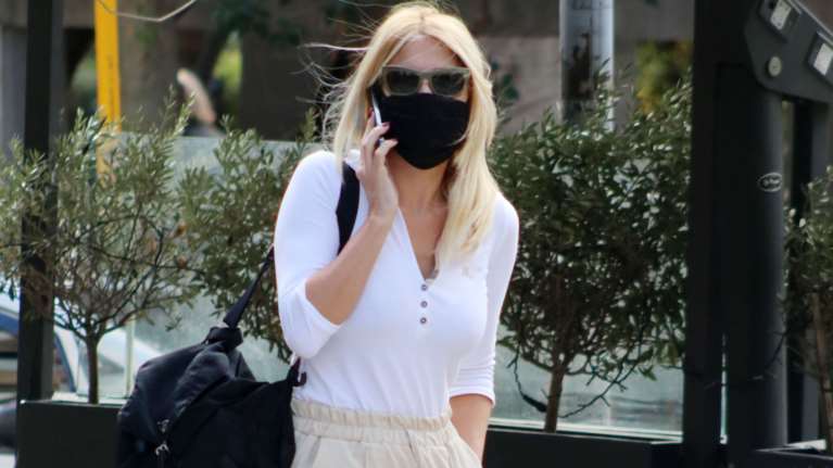 Φαίη Σκορδά: Βόλτα στο Κολωνάκι με φόρμα και δερμάτινες μπότες