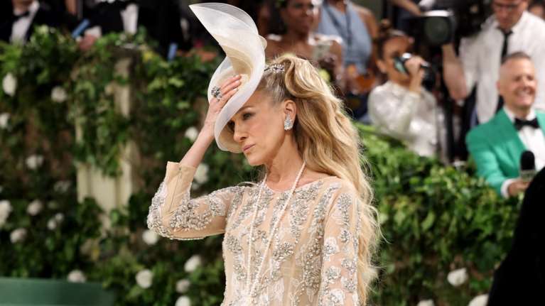 Σάρα Τζέσικα Πάρκερ: Η βασίλισσα της μόδας πήγε στο Met Gala με birdcage φόρεμα και το αξεσουάρ που λατρεύουν οι royals