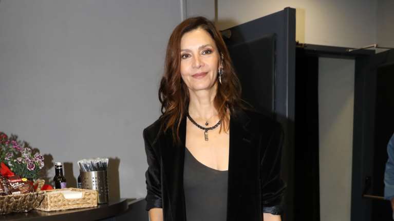 Super chic η Κατερίνα Λέχου σε θεατρική πρεμιέρα