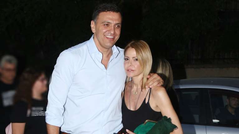 Η Τζένη Μπαλατσινού υποδέχτηκε την κόρη της Αλεξάνδρα στο σπίτι τους στην Πάτμο