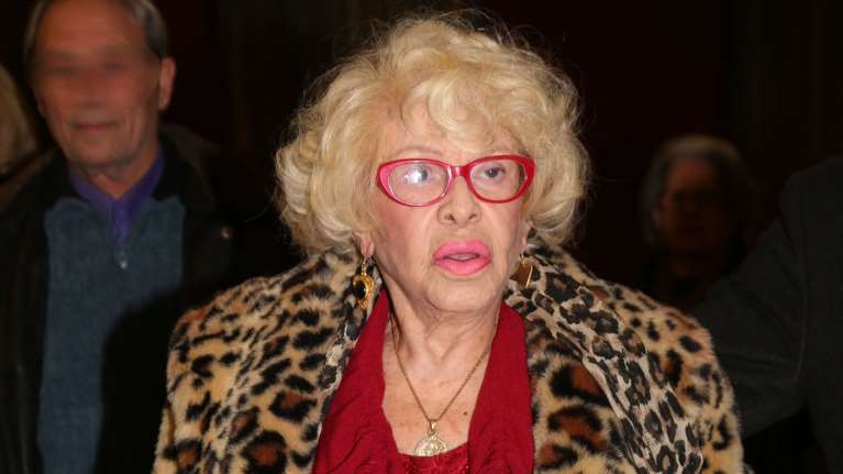 Καίτη Γκρέυ: Έναν αιώνα ζωής έκλεισε η αγαπημένη τραγουδίστρια - Έσβησε κεράκια με τους καλούς της φίλους [εικόνα]