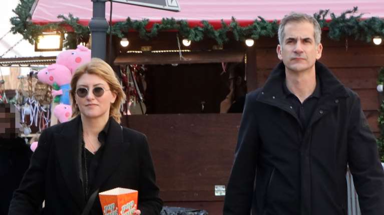 Κοσιώνη - Μπακογιάννης: Με μαύρα πουκάμισα στο κέντρο της Αθήνας- Το σκισμένο τζιν του γιου τους Δήμου