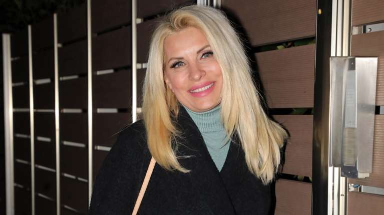 Ελένη Μενεγάκη: Επέστρεψε στην εκπομπή μετά το χθεσινό ατύχημα στο μάτι της - Τι της συνέβη [βίντεο]