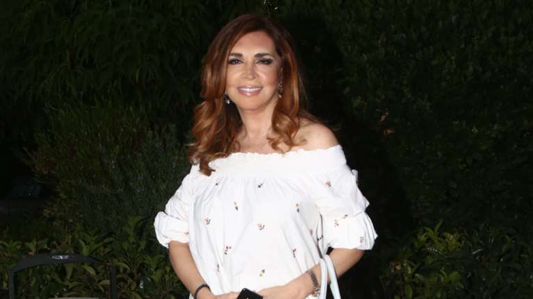 Μιμή Ντενίση: Με μαγιό ξαπλωμένη στο γρασίδι παρέα με το σκύλο της [εικόνα]