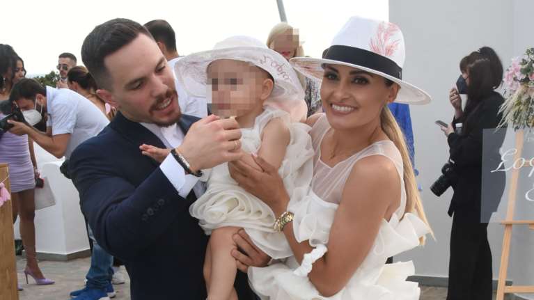 Πετρούνιας - Μιλλούση: Το φωτογραφικό άλμπουμ της βάπτισης των κοριτσιών τους