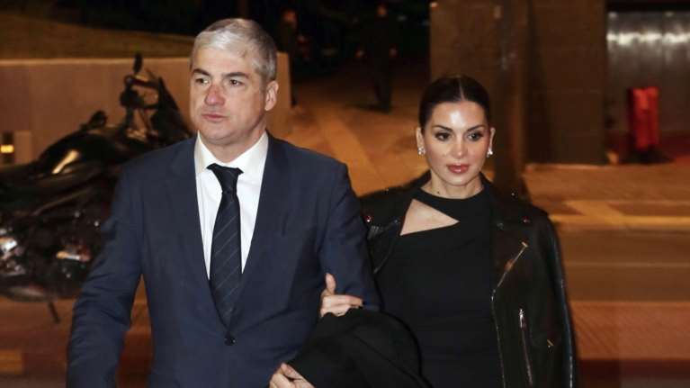 Σταματίνα Τσιμτσιλή: Η βραδινή έξοδος με τον Θέμη Σοφό στην Πάρο - Το σορτσάκι παραλίας και το άνετο look του ποινικολόγου