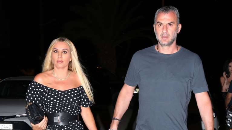 Γωγώ Μαστροκώστα: Ποζάρει στην αγκαλιά του συζύγου της, Τραϊανού Δέλλα στο Μονακό