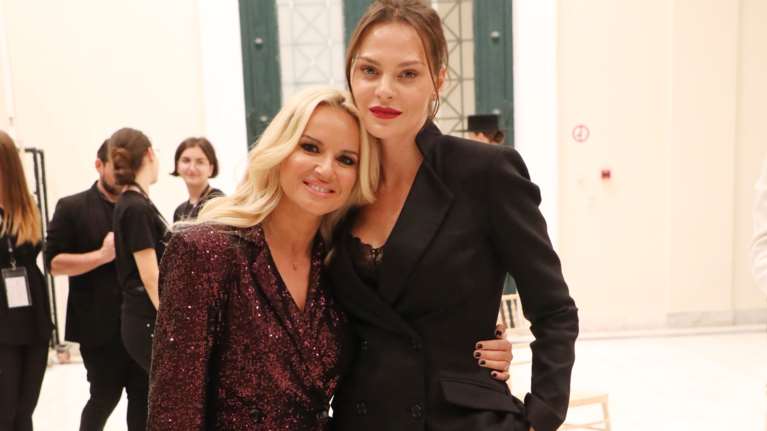 Υβόννη Μπόσνιακ - Μαρία Μπεκατώρου: Σαν δίδυμες με ψηλόμεσα λευκά παντελόνια σε βραδινή έξοδο