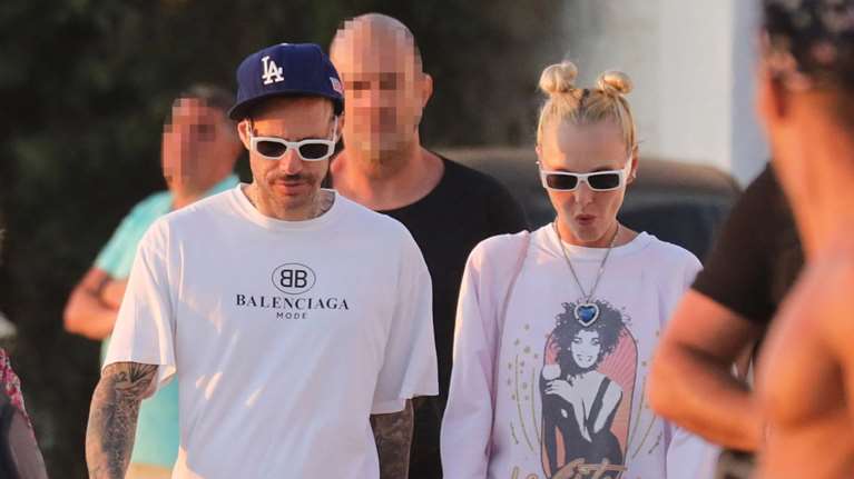 Τάμτα: Πώς συνδύασε τα μαύρα μοκασίνια με το καλοκαιρινό της ντύσιμο - Το μεταβατικό look