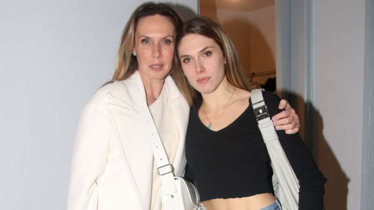 Εβελίνα Παπούλια: Στη θεατρική πρεμιέρα της κόρης της, Αφροδίτης Λιάντου - Το υπέροχο μακρύ λευκό παλτό που φόρεσε [Εικόνες]