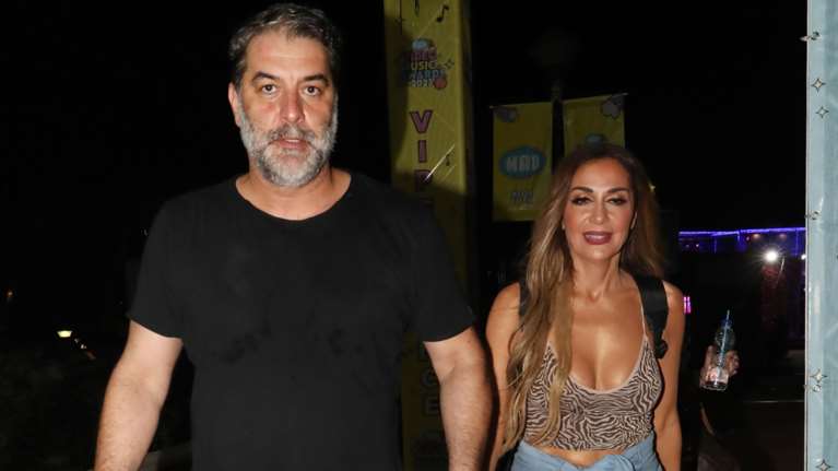 Δέσποινα Βανδή - Βασίλης Μπισμπίκης: Ακούνε κρητική μουσική στο αυτοκίνητο - Στα Χανιά το ζευγάρι [εικόνες-βίντεο]