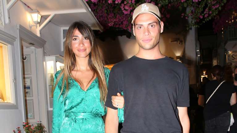 Η Χριστιάνα Μπέτα με σούπερ μίνι μεταξωτό φόρεμα και γοητευτικό συνοδό στη Μύκονο