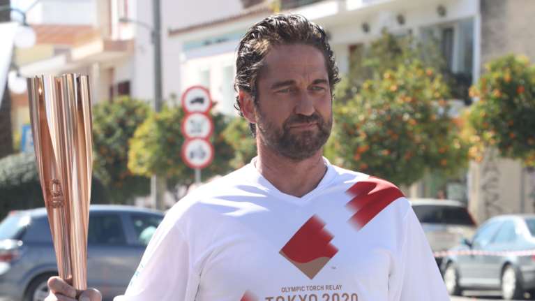 "This is Sparta": Ο Τζέραρντ Μπάτλερ περήφανος και συγκινημένος λαμπαδηδρόμος της Ολυμπιακής Φλόγας στη Σπάρτη