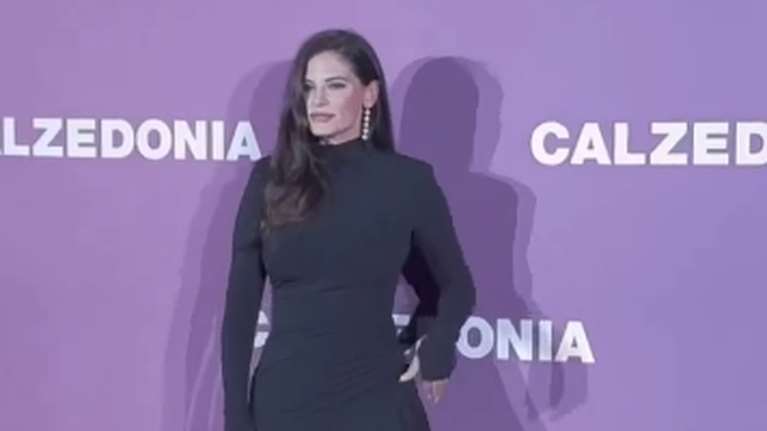 Χριστίνα Μπόμπα: Η εμφάνιση με ασύμμετρο σούπερ μίνι φόρεμα και καλσόν με πετράδια στο Μιλάνο