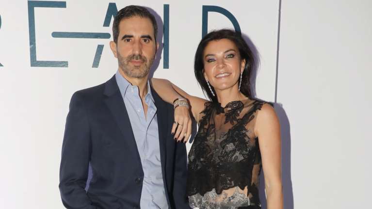 Μίλτος Καμπουρίδης - Μαρίνα Βερνίκου: Χέρι - χέρι στα σοκάκια της Μυκόνου - Το σορτσάκι και τα λαμπερά φλατ σανδάλια της φωτογράφου