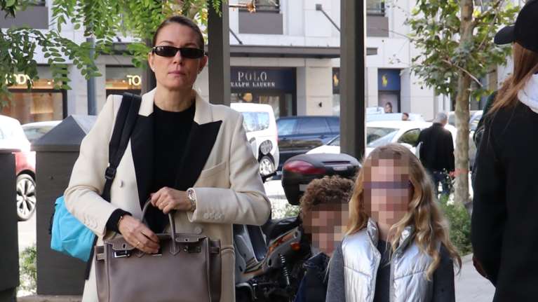 Full time μαμά η Βίκυ Καγιά: Η κόρη της Μπιάνκα Κρασσά κάνει ιππασία με στιλ και ο Κάρολος παίζει ποδόσφαιρο